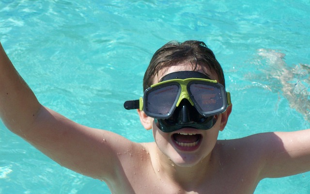 chlapec v potápěčských brýlích