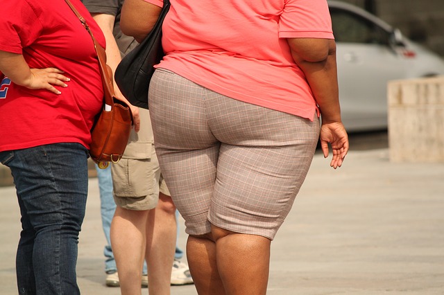 tlustá žena v šortkách